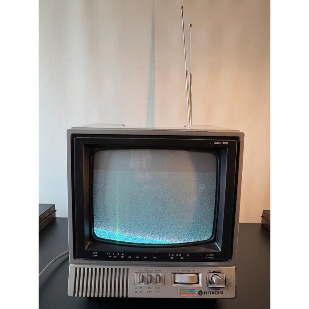 Hitachi Portable CRT Television Vintage Solid State Color TV Tested Working